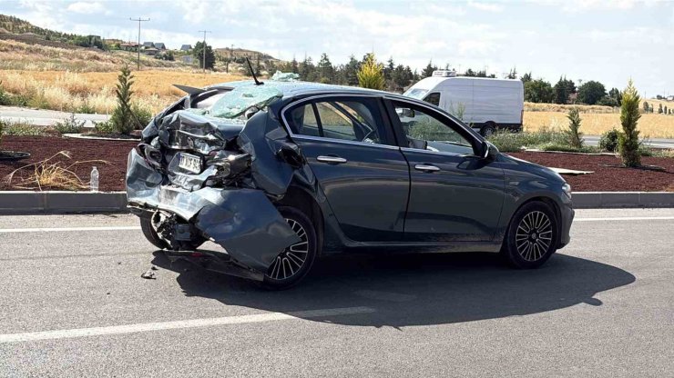 Çorum’da tır ile çarpışan otomobil kullanılmaz hale geldi