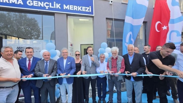 Bandırma’da gençlik merkezi hizmete açıldı