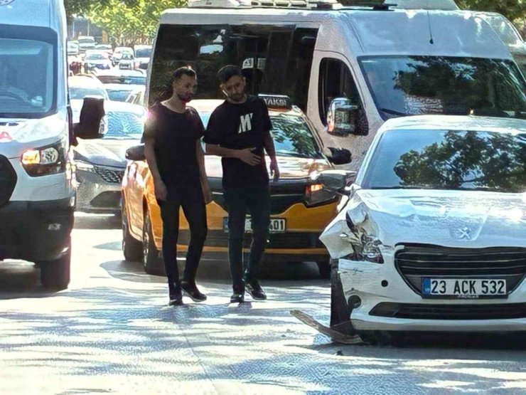Elazığ’da otomobiller çarpıştı: 2 yaralı