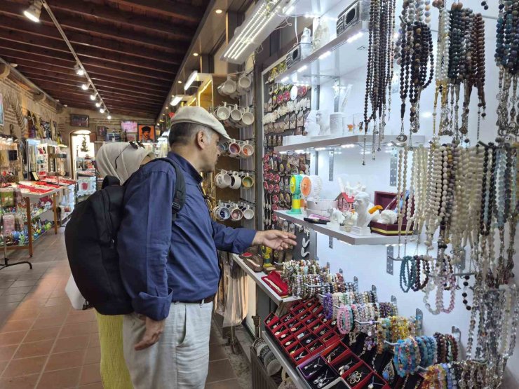 Tarihi külliyedeki lüle taşı stantlarında turist hareketliliği