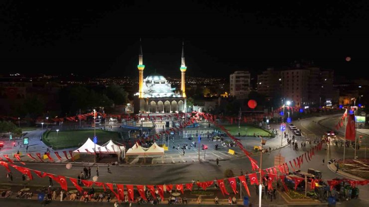 Kayseri’de 15 Temmuz’un yıl dönümünde camilerden sela yükseldi