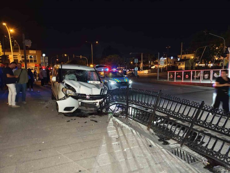 İki motosiklete çarpan sürücü ortalığı savaş alanına çevirdi: 1 ölü, 3 yaralı