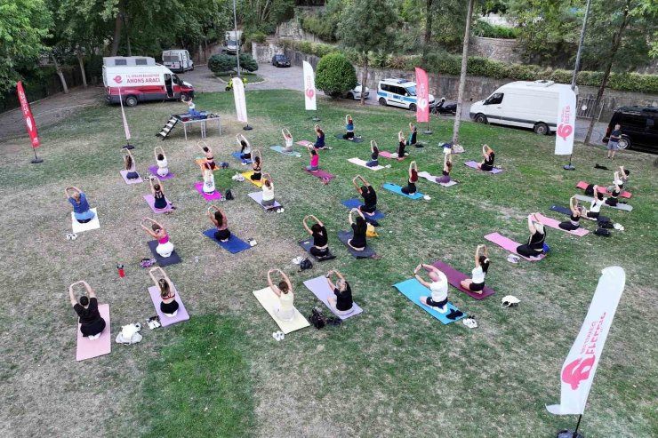 Efeler’de açık hava yoga etkinliği yoğun ilgi gördü