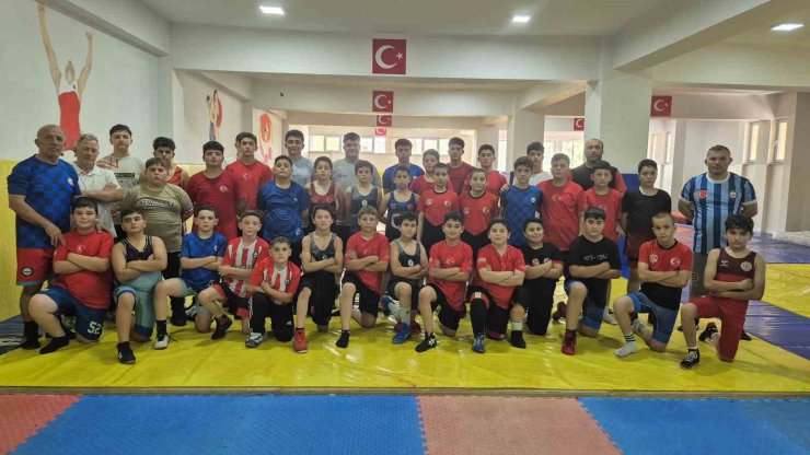 Sivaslı pehlivanlar şampiyonaya hazır