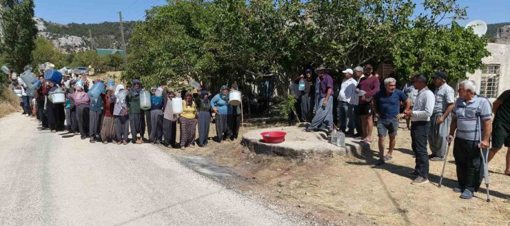 Mersin Silifke’de su sıkıntısı: Bidonlarla su taşıyan köylüler destek istedi