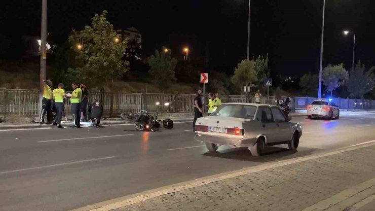 Kontrolü kaybolan motosikletli polis direğe çarptı: 1 yaralı