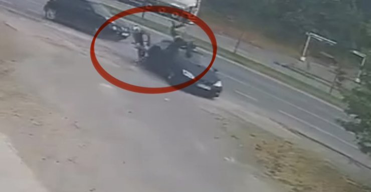 Motosikletin otomobile çarpma anı kamerada: 2 yaralı