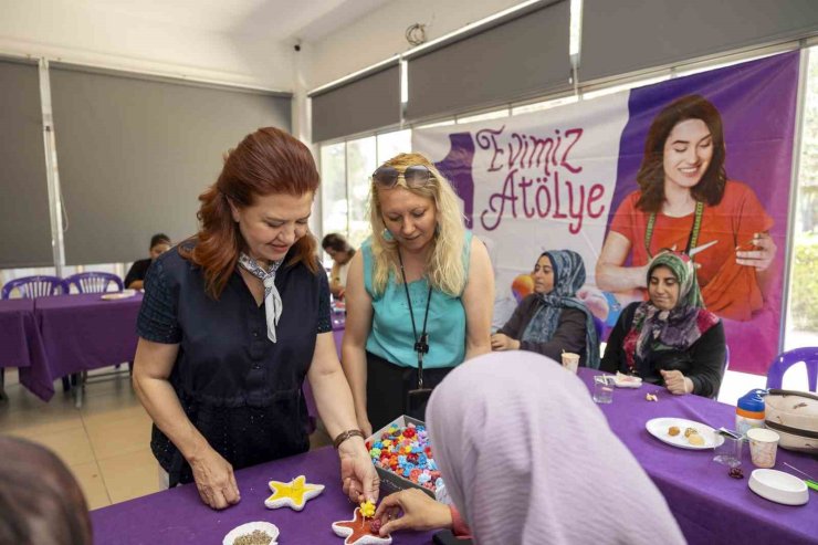Mersin’de kadınlar mum yapımını öğreniyor