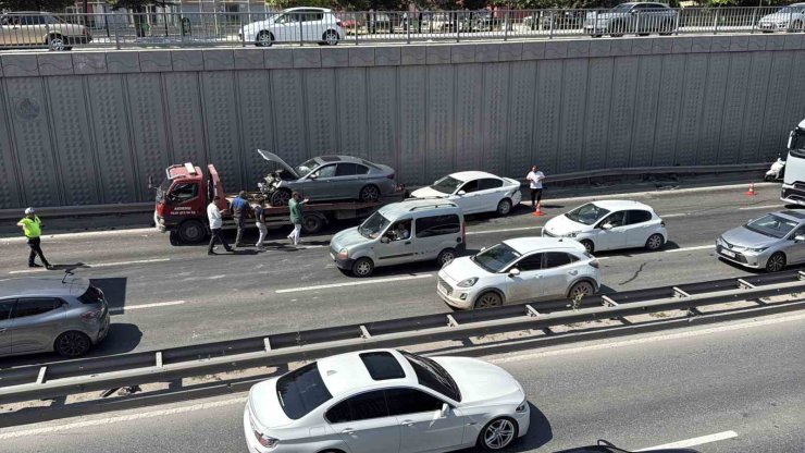 Çevre Yolu’nda 3 aracın karıştığı zincirleme kaza: 2 yaralı