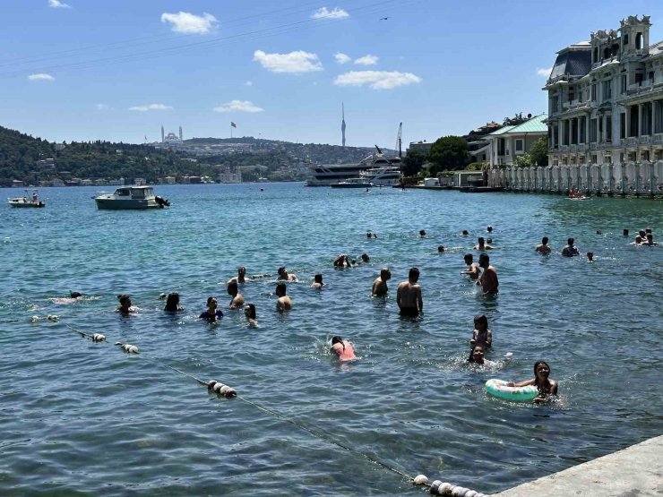 İstanbul’da sıcak hava bunalttı: Vatandaşlar kendini boğazın serin sularına bıraktı