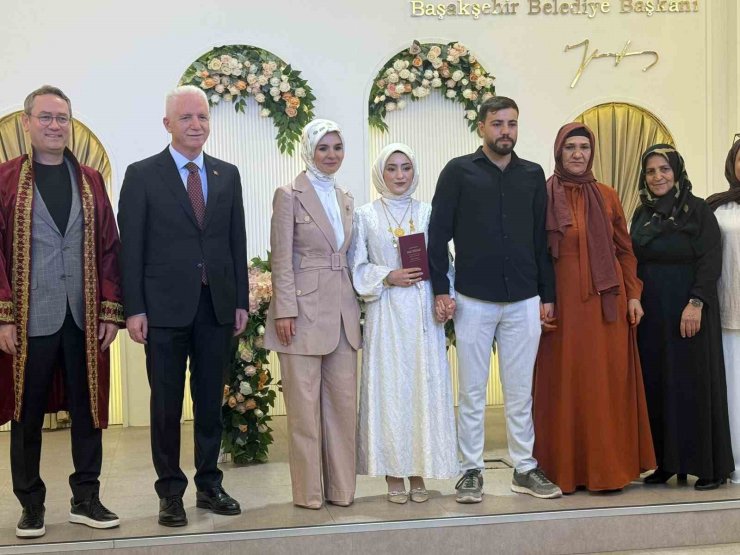 Aile ve Sosyal Hizmetler Bakanı Göktaş, evlilik kredisi desteğinden faydalanan çiftin nikah şahidi oldu