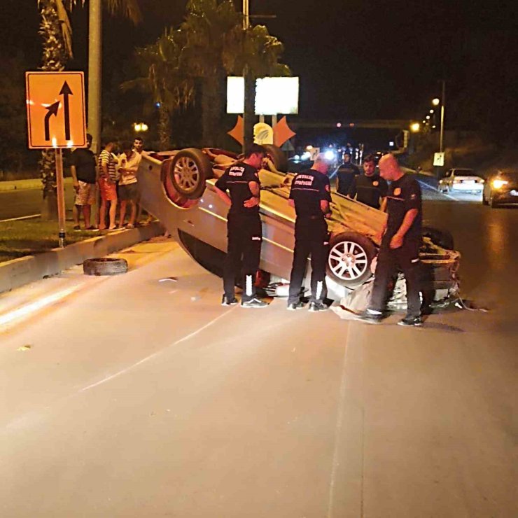 Önündeki motosiklete çarpmamak için direksiyonu kırdı, takla attı