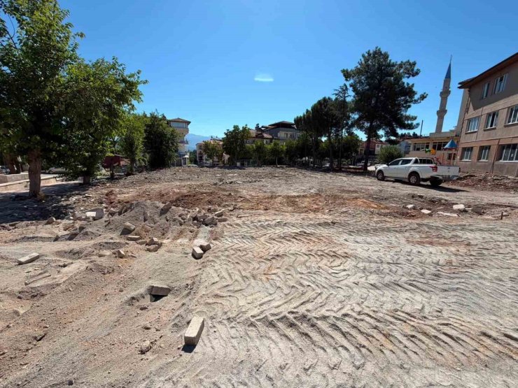 Beyağaç Çarşı Meydanı modern bir görünüme kavuşuyor