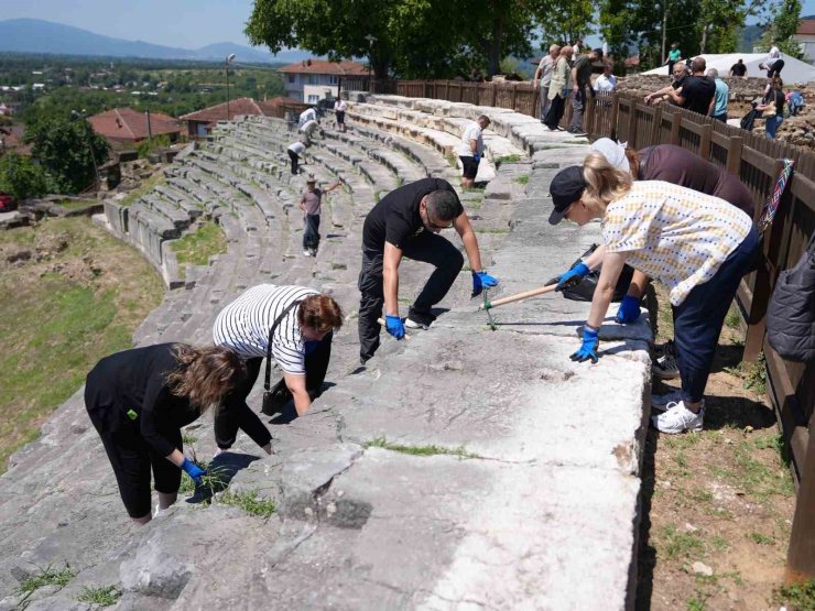Konuralp Antik Tiyatro restorasyona hazırlanıyor