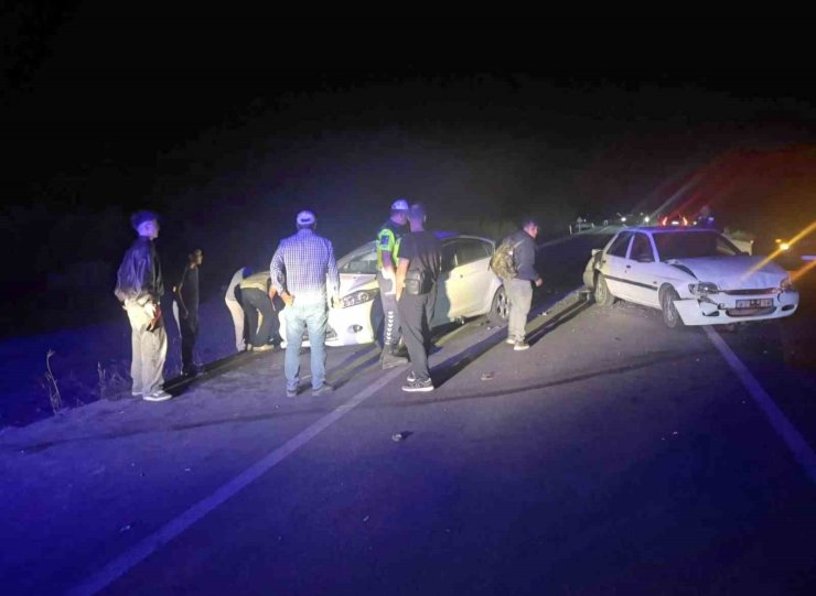 Koyun sürüsü zincirleme kazaya sebep oldu: 1’i çocuk 3 kişi yaralandı, 6 koyun telef oldu