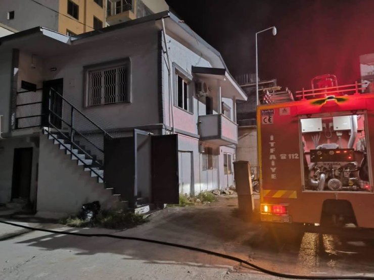 İskenderun’da iş yerinin deposunda yangın çıktı