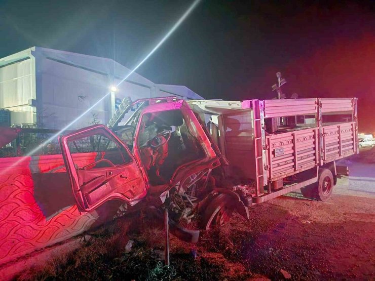 Kamyon önce traktöre sonra duvara çarptı: 1 ölü, 3 yaralı