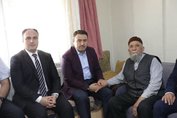 Kütahya Valisi, görev gazisi Mehmet Torun’u evinde ziyaret etti