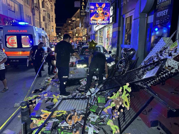 Aydınlatma direğine çarpan otomobil kaldırıma çıktı: 4 yaralı