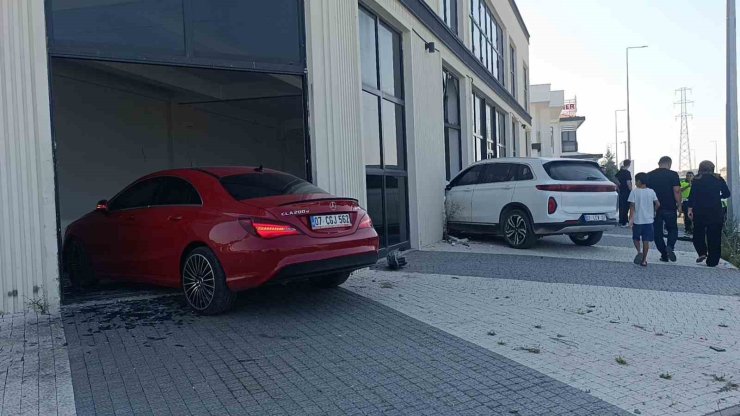 Çarpışan otomobiller hızını alamayıp iki ayrı kapıdan iş yerine girdi o anlar güvenlik kamerasına yansıdı