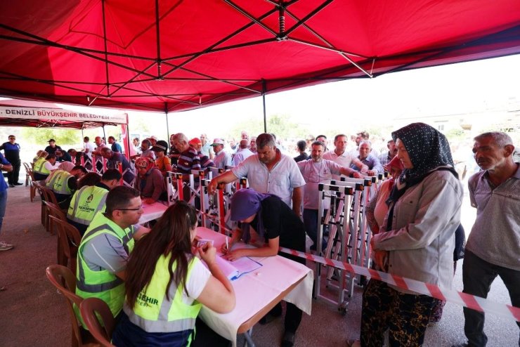 Denizli Büyükşehirin sera naylonu desteğinin ilk dağıtımı Kale’de gerçekleştirildi