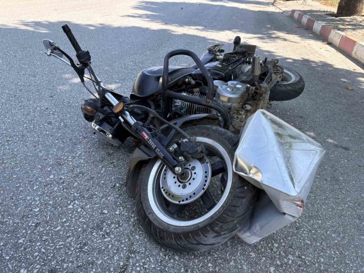 Kastamonu’da motosiklet yola düşen tenekeye çarptı: 1 yaralı