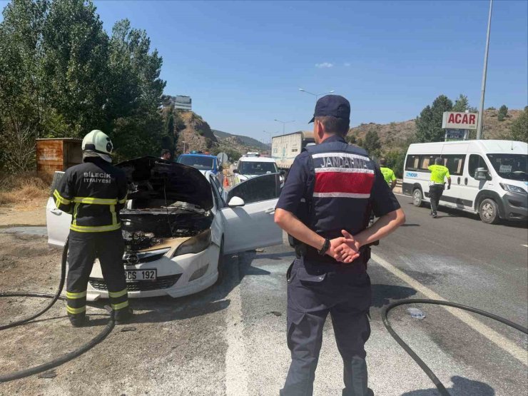 Seyir halindeki otomobil bir anda alev aldı