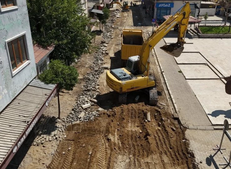 Yenipazar’da yol yenileme çalışmaları Yörük Ali Efe Caddesi’nde sürüyor