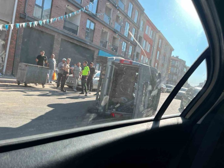 Eskişehir’de kaza yapan hafif ticari araç yan yattı: 3 yaralı
