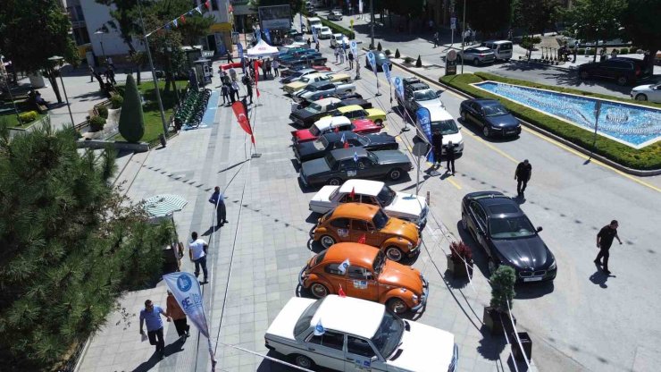 Çorum’da klasik otomobil rüzgarı: Vatandaşlar büyük ilgi gösterdi
