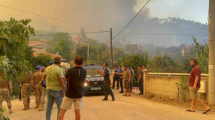 Fethiye’deki yangın 4 saattir sürüyor: "Bir mahalle tedbir amaçlı tahliye ediliyor"