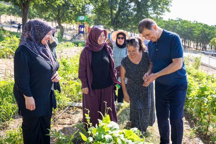 Toprakla buluşan kadınların hasat sevincine Başkan Tugay da ortak oldu