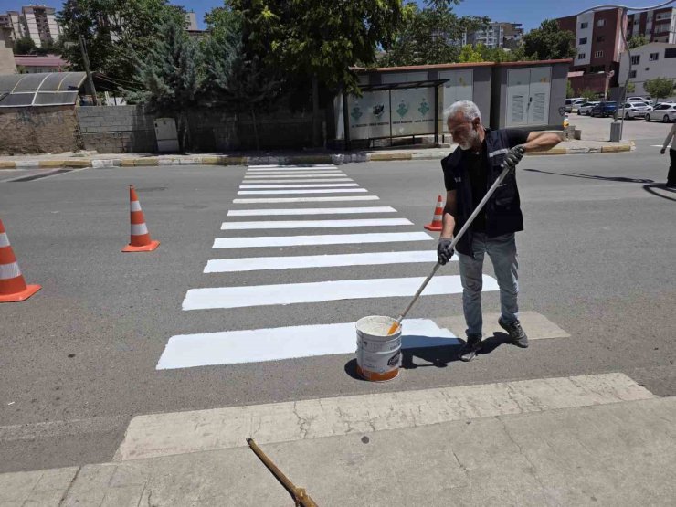 Şırnak’ta yaya geçitleri ve yol çizgileri yenileniyor