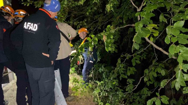 Uçurum kenarında bulunan motosiklet ekipleri harekete geçirdi