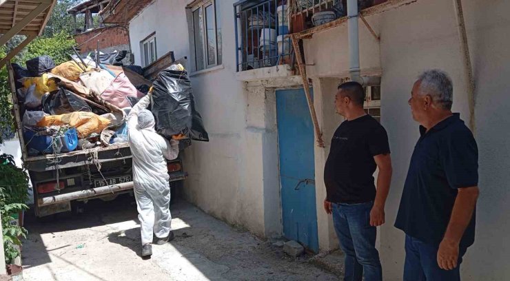 Burdur’da kötü kokunun kaynağı çöp ev çıktı: 3 kamyon atık çıkarıldı