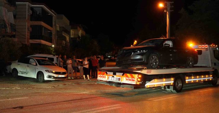 Tali yoldan çıkan otomobil 5 aracın karıştığı zincirleme kazaya neden oldu