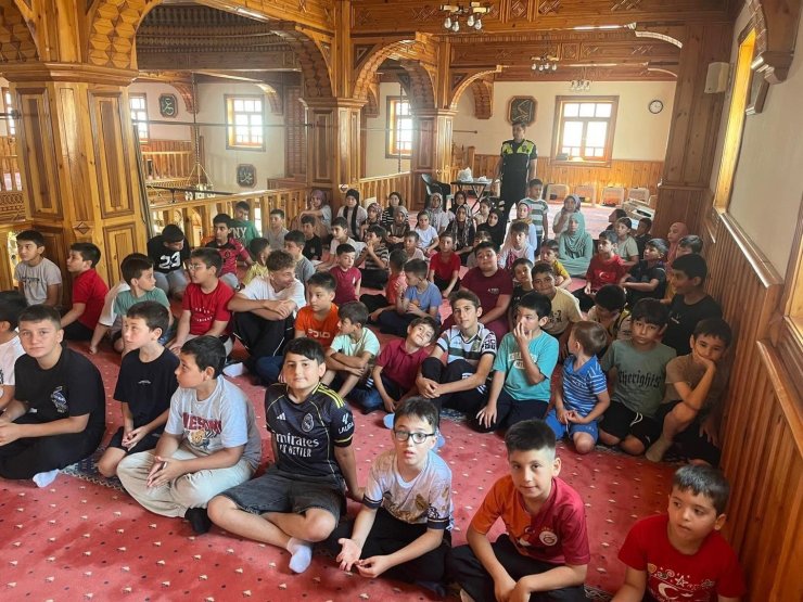 Cumayeri’nde yaz Kur’an kursu öğrencilerine trafik bilinci eğitimi