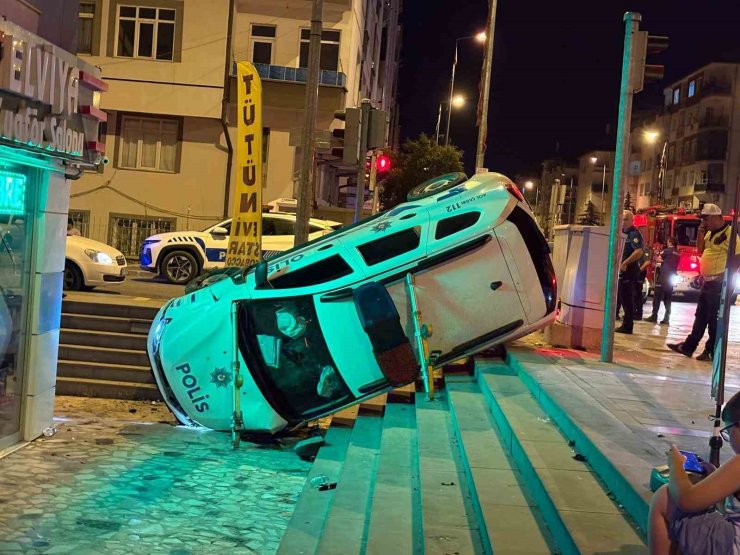 Otomobille çarpışan polis aracı yan yattı: 2’si bekçi 3 yaralı