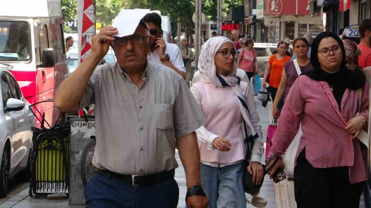 Sıcak ve nem hayatı olumsuz etkiliyor: Uzmanlar bol su tüketilmesini öneriyor