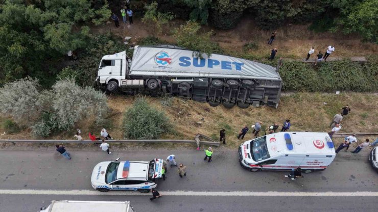 Sultanbeyli’de tır devrildi: 1 yaralı