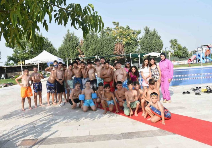 Yaz sıcağında çocuklara havuz sürprizi