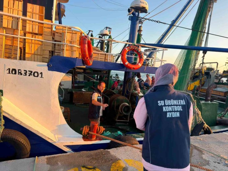 Didim’de uluslararası sularda avlanan trol teknelerine denetim