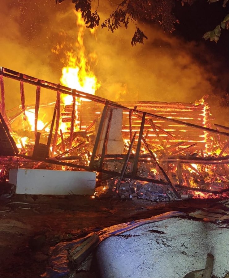 Kastamonu’da alevlere teslim olan ev kullanılamaz hale geldi