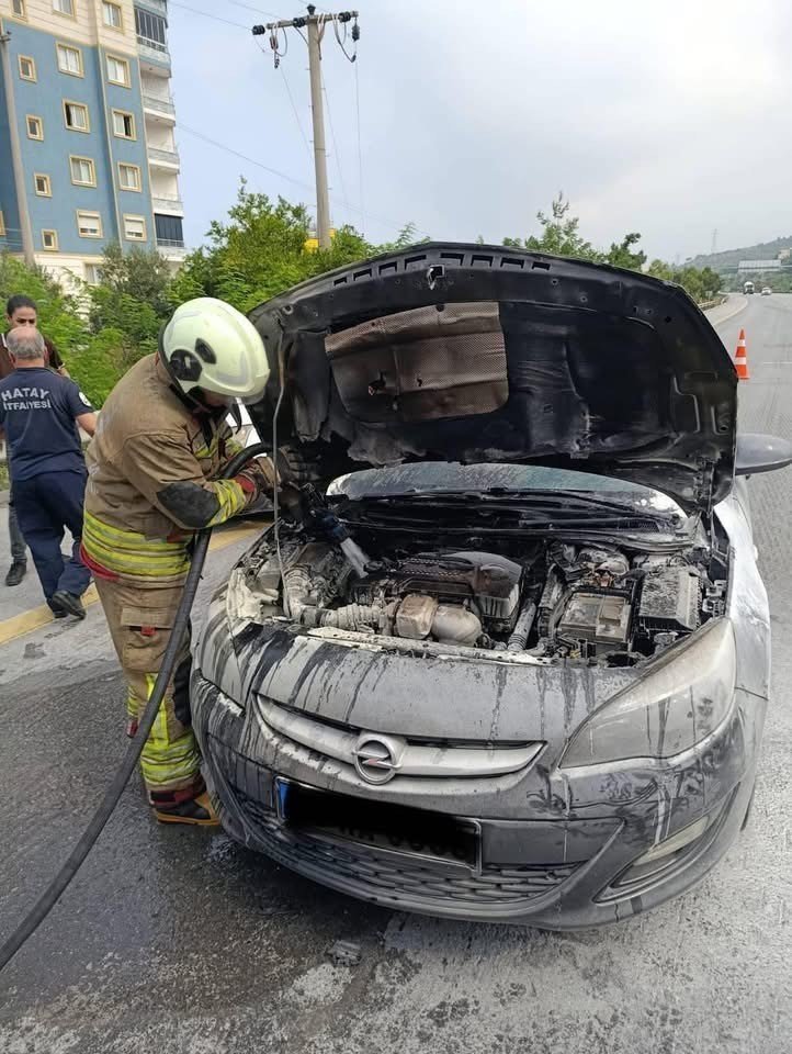 İskenderun’da araç yangını paniğe neden oldu