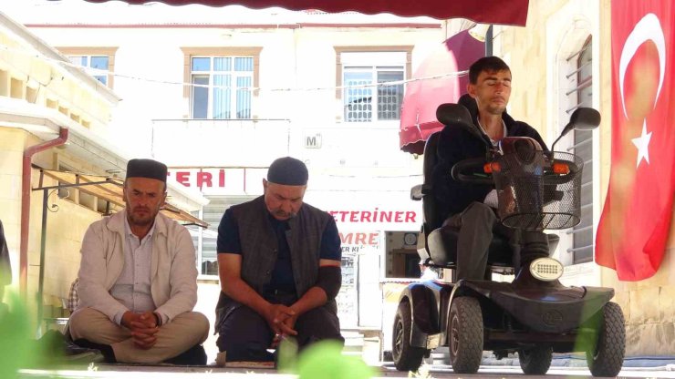 Bayburtlu genç akülü tekerlekli sandalyesiyle cemaatle saf tutuyor: "Allah’ın huzuruna gitmeye hiçbir engel yoktur"