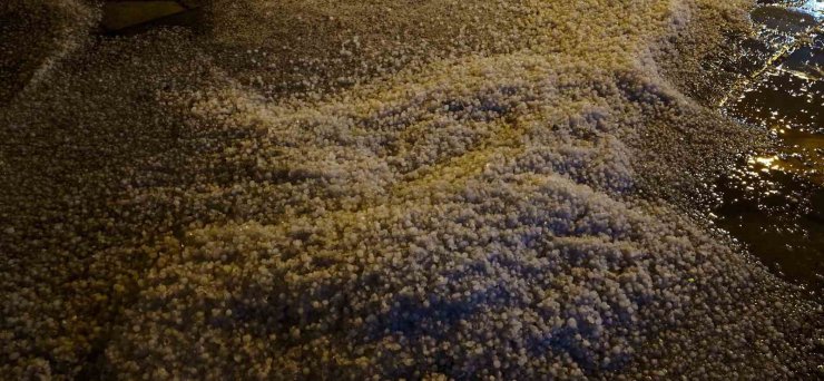 Alaca’da sağanak doluya dönüştü, cadde ve sokaklar beyaza büründü