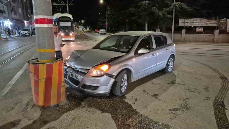 Kontrolden çıkan otomobil tramvay hattının direğine çarptı: 1 yaralı
