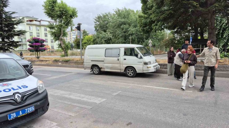 Yaya geçidinde duramayan minibüs, anneanne ve torununa çarptı
