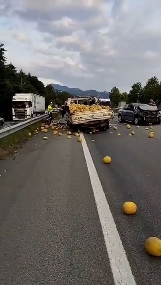 Kavun yüklü kamyonet ile otomobil çarpıştı: 3 yaralı