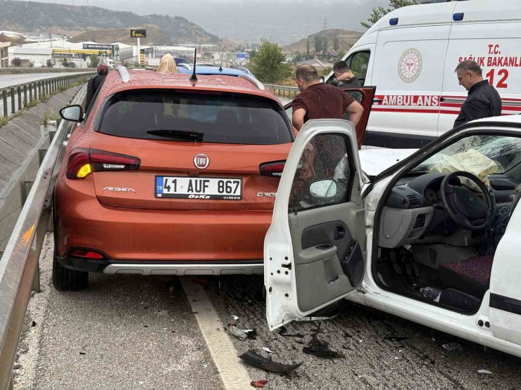 D100’de sağanak trafik kazalarını beraberinde getirdi: Ölü ve yaralılar var